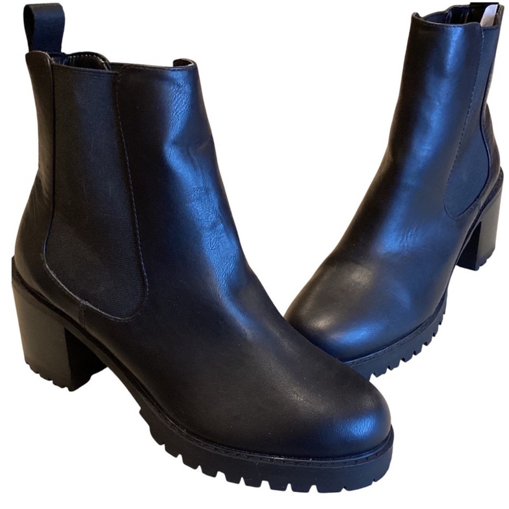 Urban Outfitters Cara Chelsea boots